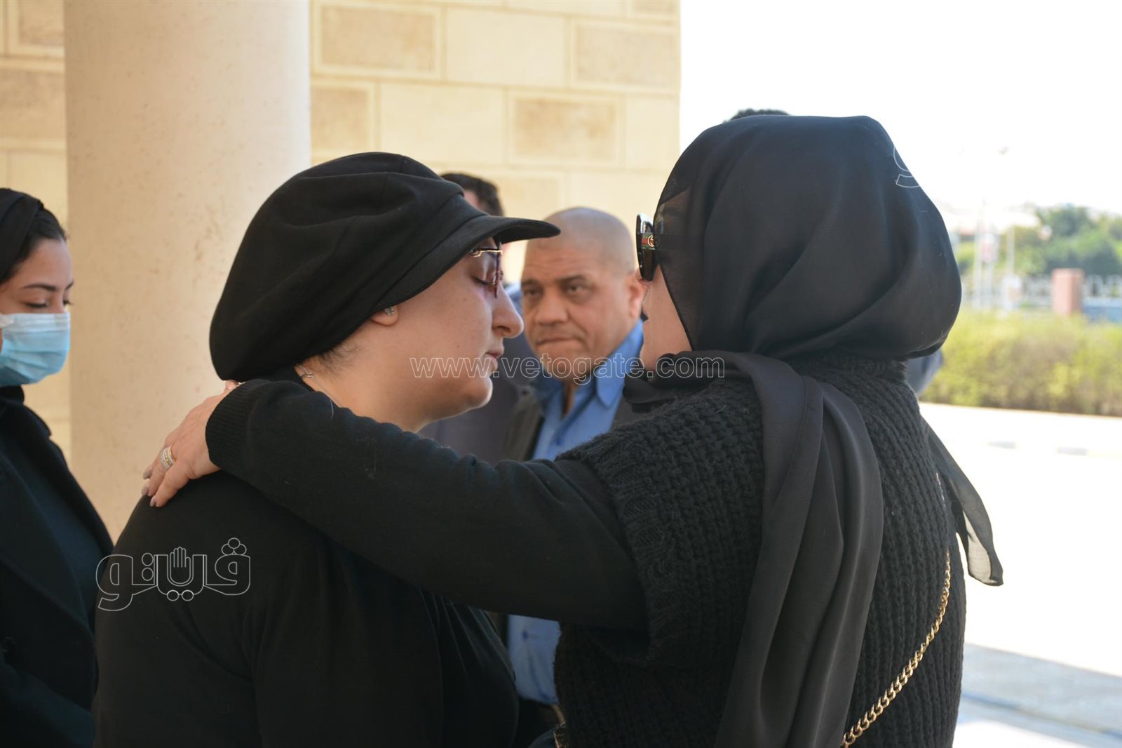 أشرف زكي ونهال عنبر وعصام السقا في جنازة أحمد حلاوة (14)