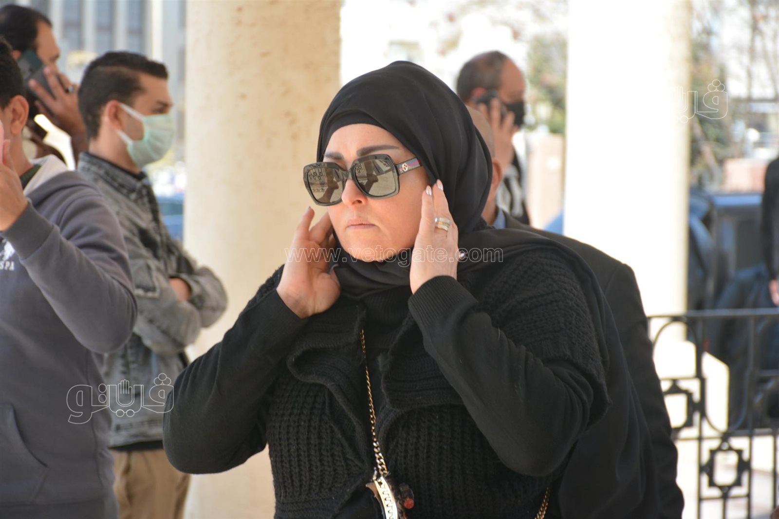 أشرف زكي ونهال عنبر وعصام السقا في جنازة أحمد حلاوة (15)