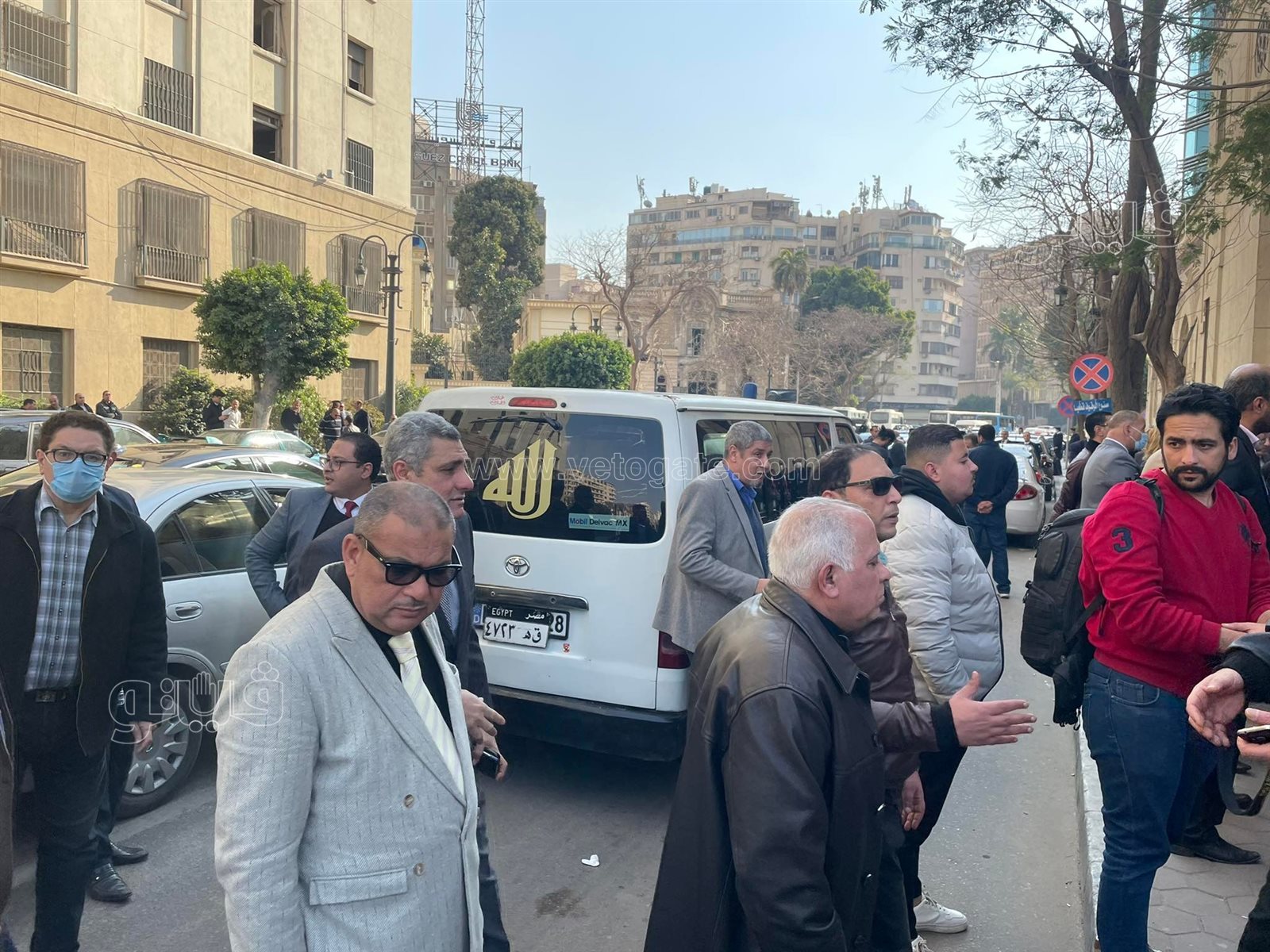 وصول جثمان رجائي عطية إلى مسجد عمر مكرم (1)