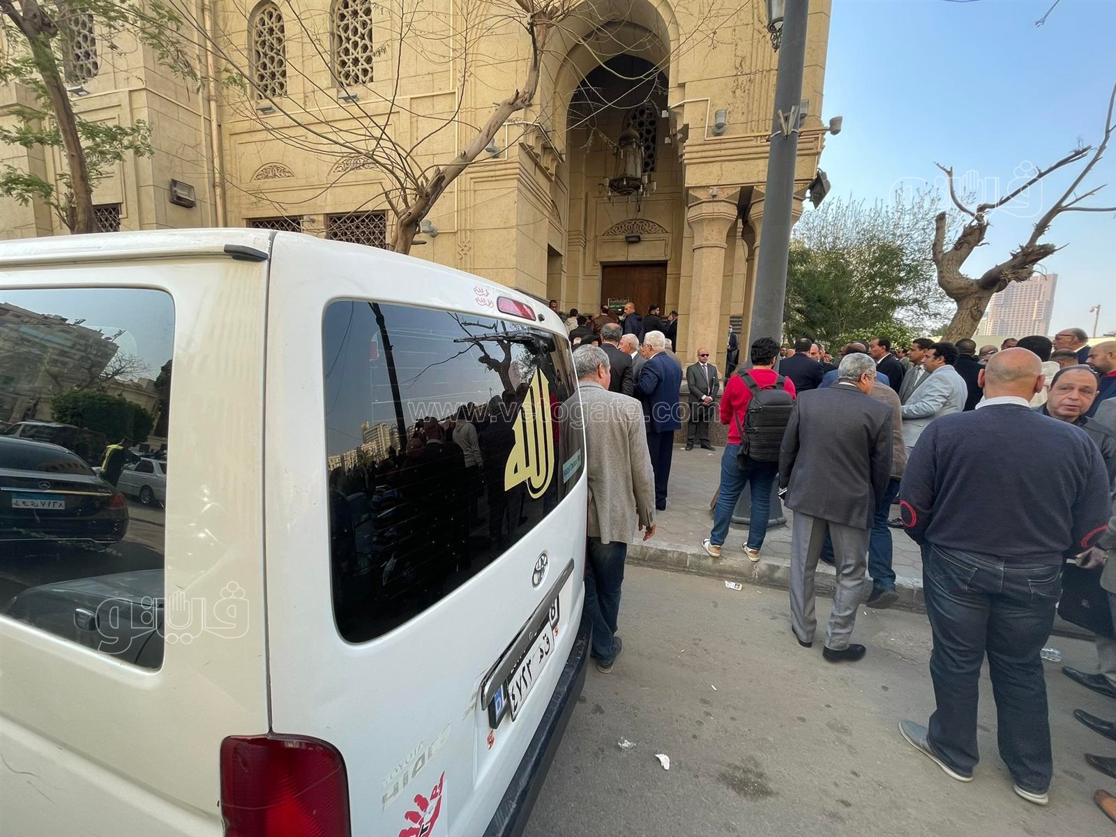 وصول جثمان رجائي عطية إلى مسجد عمر مكرم (2)