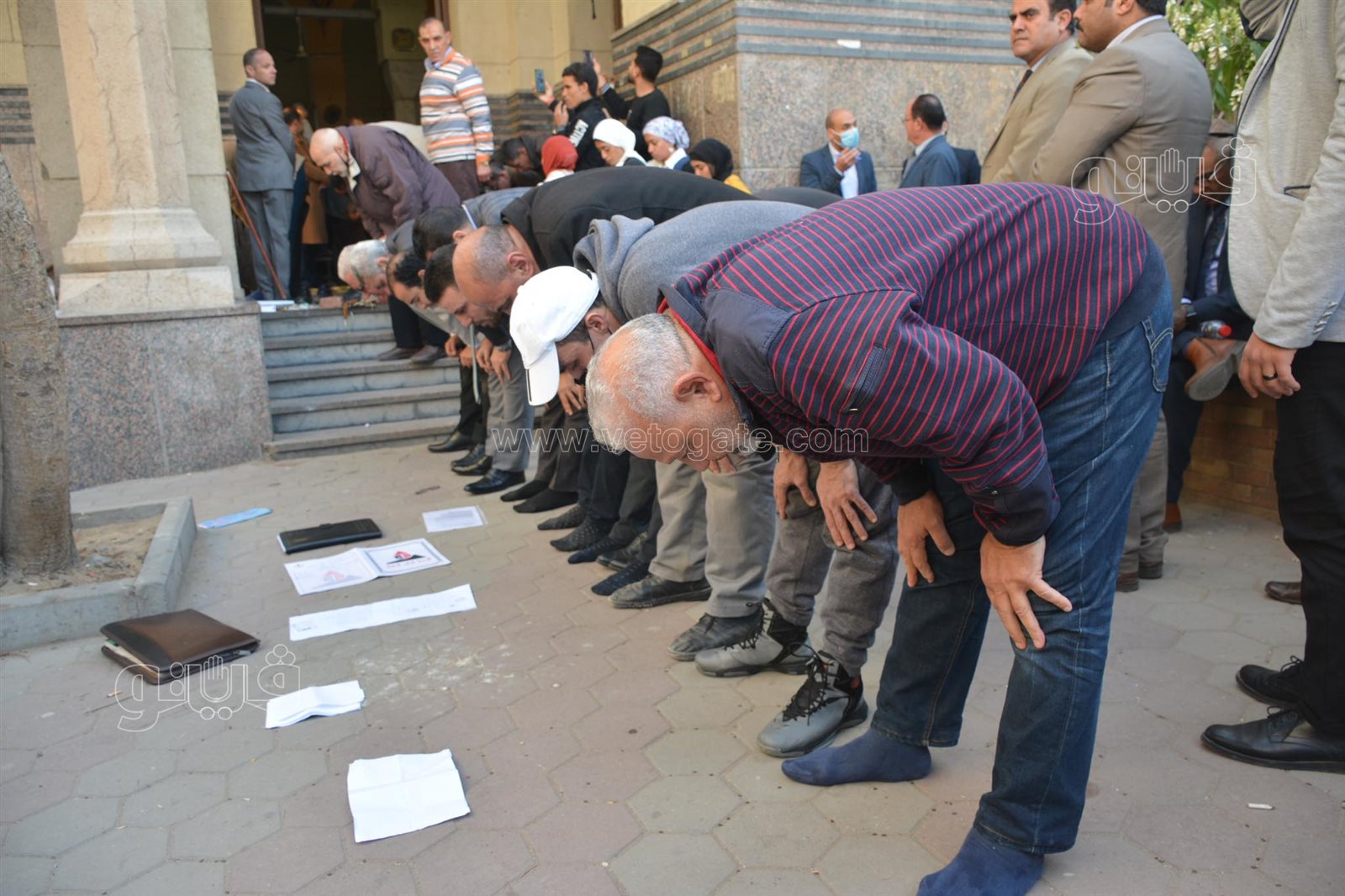 صلاة الجنازة على الراحل رجائي عطية بمسجد عمر مكرم (2)