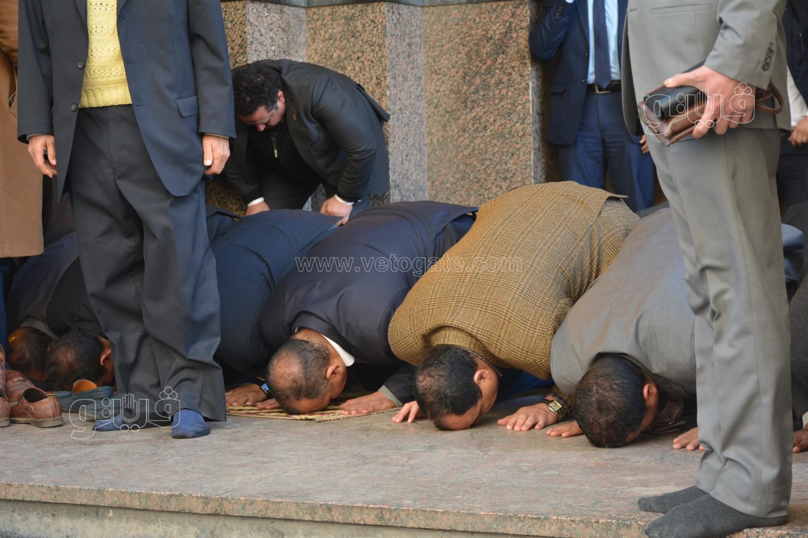 صلاة الجنازة على الراحل رجائي عطية بمسجد عمر مكرم (19)