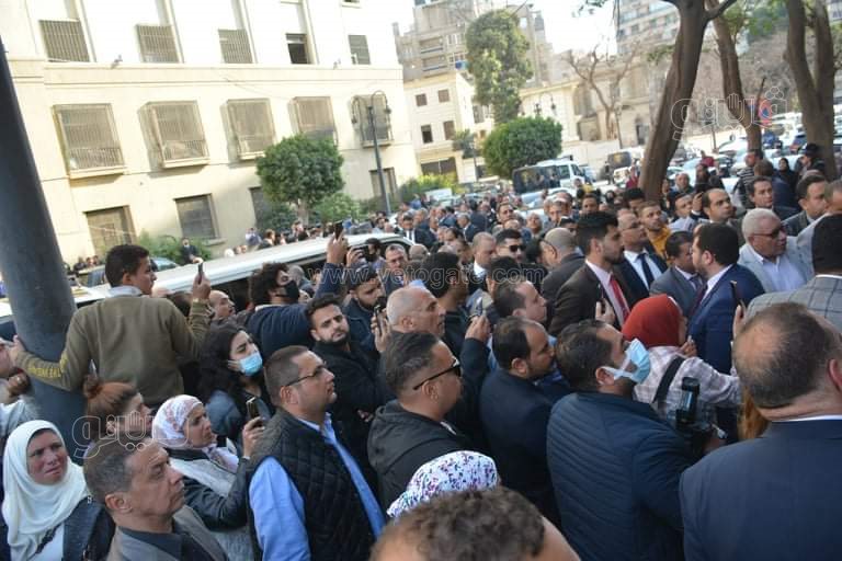 بكاء ولف الجثمان بعلم مصر.. ١٥ صورة ترصد جنازة رجائي عطية (4)