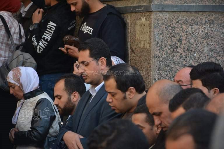 بكاء ولف الجثمان بعلم مصر.. ١٥ صورة ترصد جنازة رجائي عطية (5)
