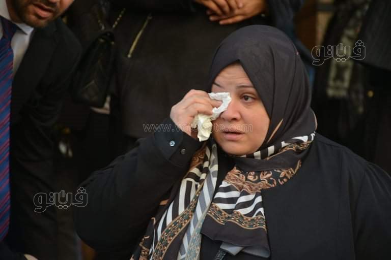 بكاء ولف الجثمان بعلم مصر.. ١٥ صورة ترصد جنازة رجائي عطية (1)