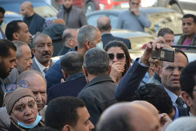 بكاء ولف الجثمان بعلم مصر.. ١٥ صورة ترصد جنازة رجائي عطية (2)