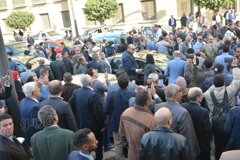 بكاء ولف الجثمان بعلم مصر.. ١٥ صورة ترصد جنازة رجائي عطية (3)