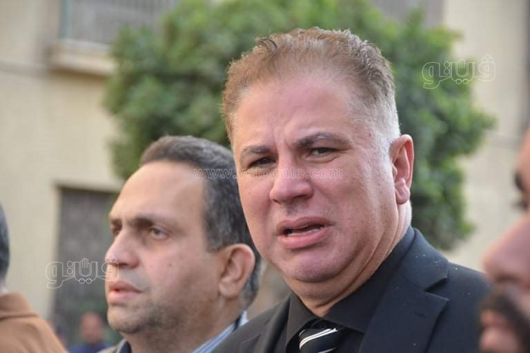 بكاء ولف الجثمان بعلم مصر.. ١٥ صورة ترصد جنازة رجائي عطية (6)