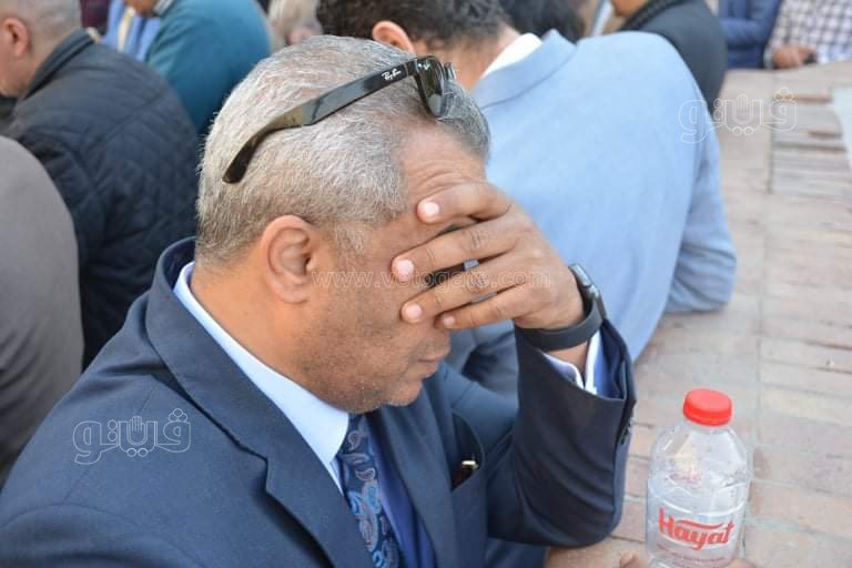 بكاء ولف الجثمان بعلم مصر.. ١٥ صورة ترصد جنازة رجائي عطية (7)