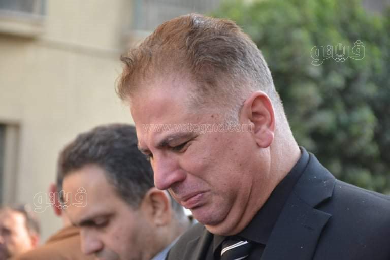 بكاء ولف الجثمان بعلم مصر.. ١٥ صورة ترصد جنازة رجائي عطية (8)