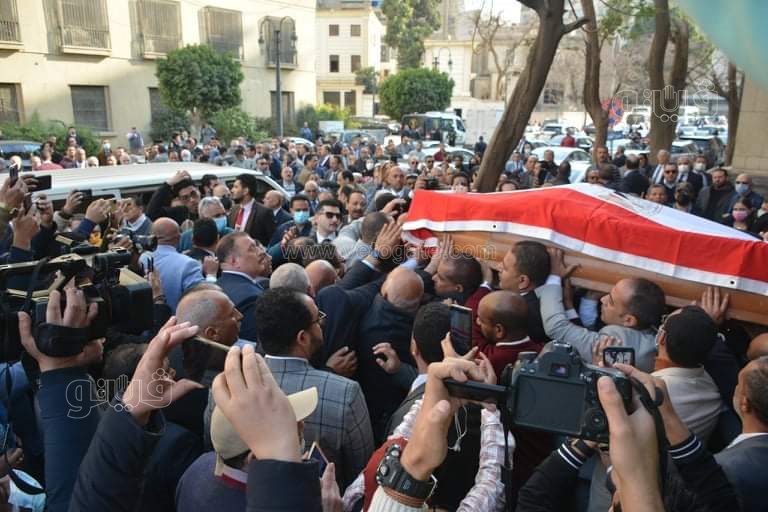 بكاء ولف الجثمان بعلم مصر.. ١٥ صورة ترصد جنازة رجائي عطية (9)