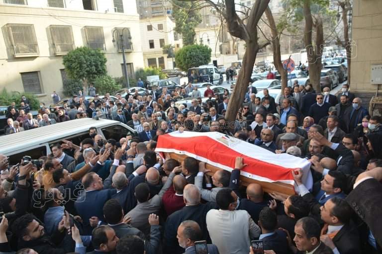 بكاء ولف الجثمان بعلم مصر.. ١٥ صورة ترصد جنازة رجائي عطية (10)