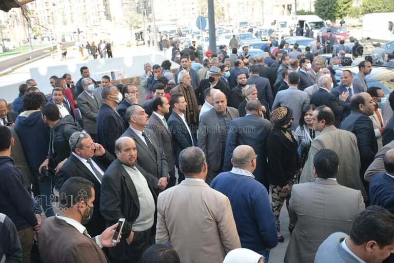 بكاء ولف الجثمان بعلم مصر.. ١٥ صورة ترصد جنازة رجائي عطية (14)