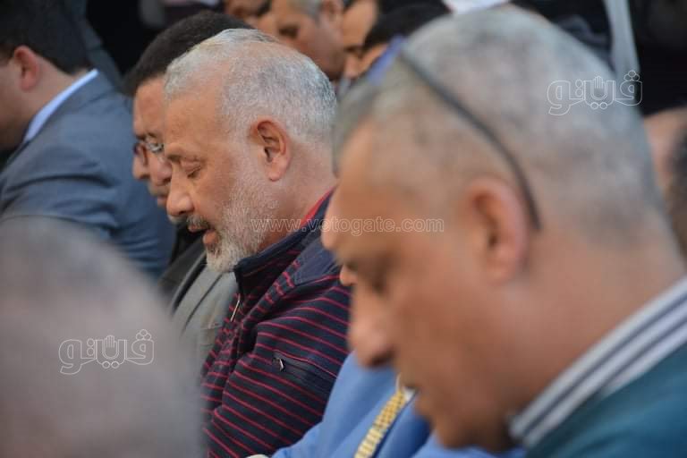 بكاء ولف الجثمان بعلم مصر.. ١٥ صورة ترصد جنازة رجائي عطية (15)