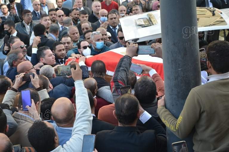 بكاء ولف الجثمان بعلم مصر.. ١٥ صورة ترصد جنازة رجائي عطية (11)