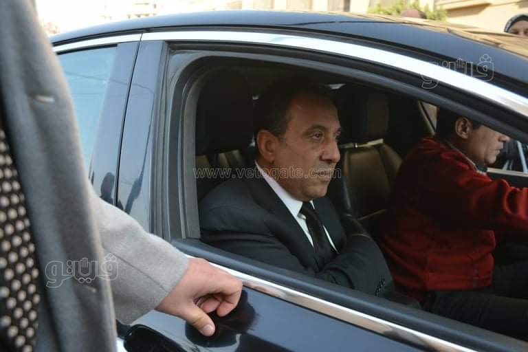 بكاء ولف الجثمان بعلم مصر.. ١٥ صورة ترصد جنازة رجائي عطية (12)