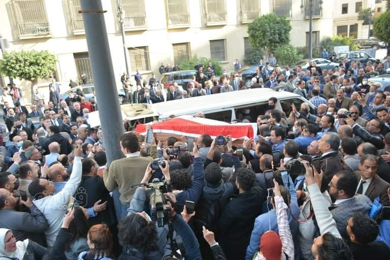 بكاء ولف الجثمان بعلم مصر.. ١٥ صورة ترصد جنازة رجائي عطية (13)