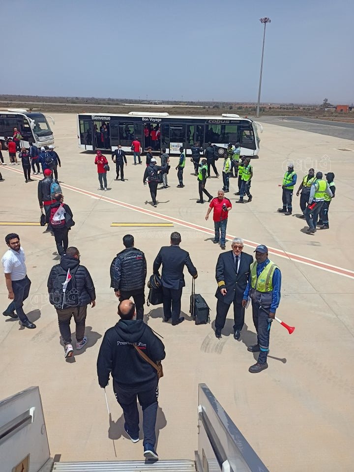 وصول الجماهير إلى مطار داكار (4)