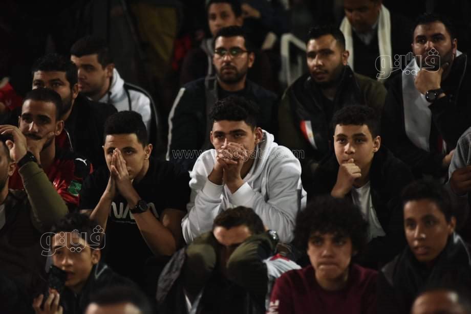 غضب مشجعي مصر من حكم مباراة السنغال (22)