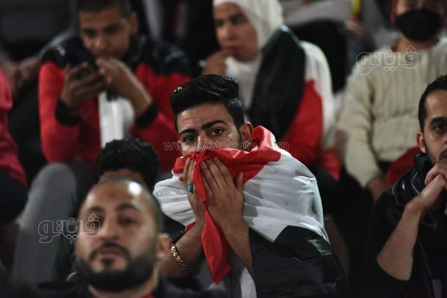 غضب مشجعي مصر من حكم مباراة السنغال (24)