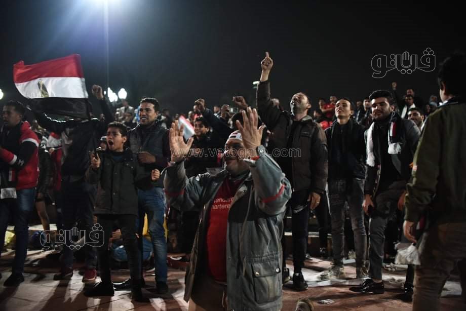 بكاء مشجعي المنتخب المصري بعد الخسارة من السنغال (62)