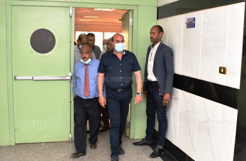 اللواء أشرف عطية محافظ أسوان يطمئن على الحالات المصابة (4)
