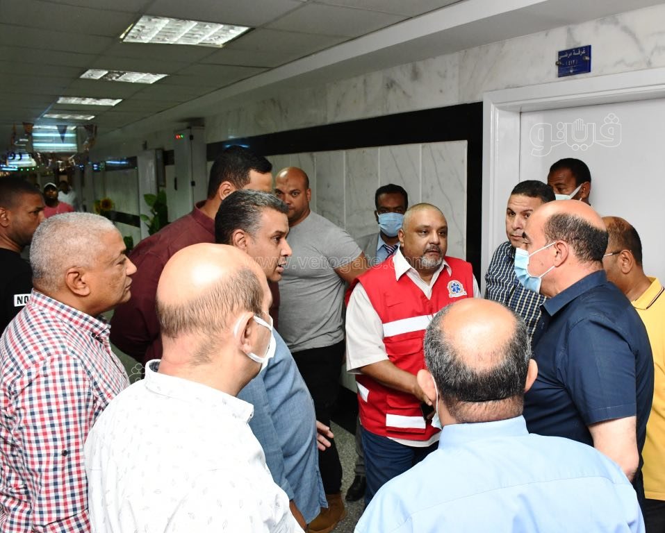 اللواء أشرف عطية محافظ أسوان يطمئن على الحالات المصابة (5)