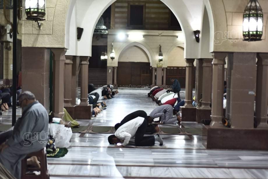 شعائر صلاة التراويح من مسجد السيدة نفيسة (11)
