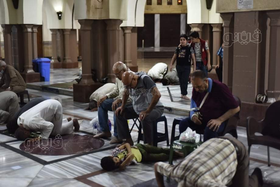 شعائر صلاة التراويح من مسجد السيدة نفيسة (25)