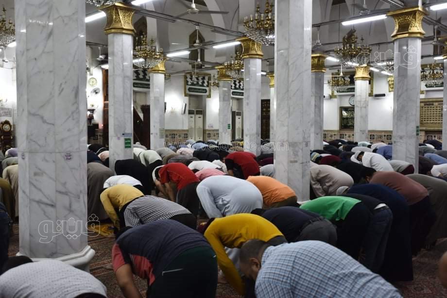 شعائر صلاة التراويح من مسجد السيدة نفيسة (28)