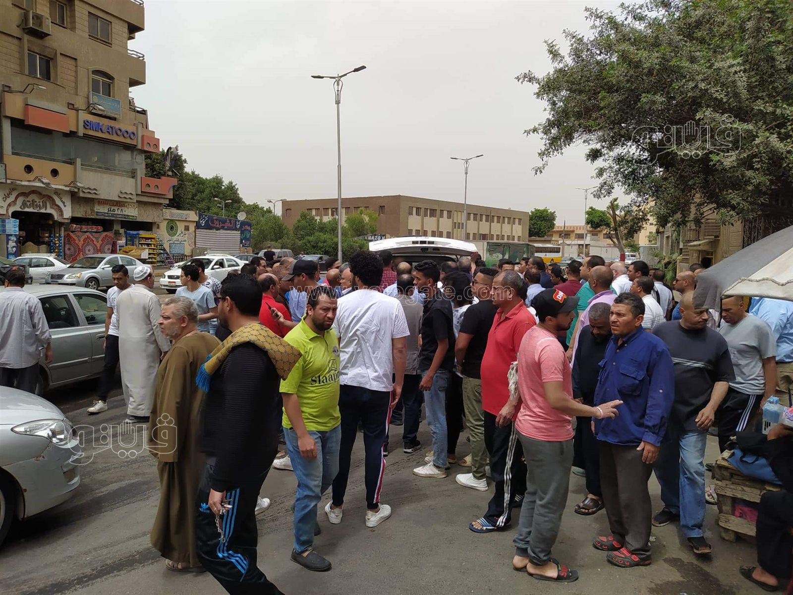 انهيار أسرة الكاتب الصحفي عماد الفقي خلال تشييع جثمانه (18)