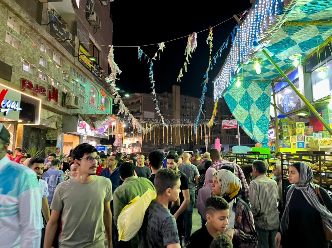 الأطفال يزينون احتفالات ليلة عيد الفطر في عين شمس (5)