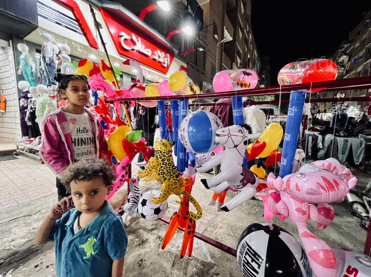 الأطفال يزينون احتفالات ليلة عيد الفطر في عين شمس (11)