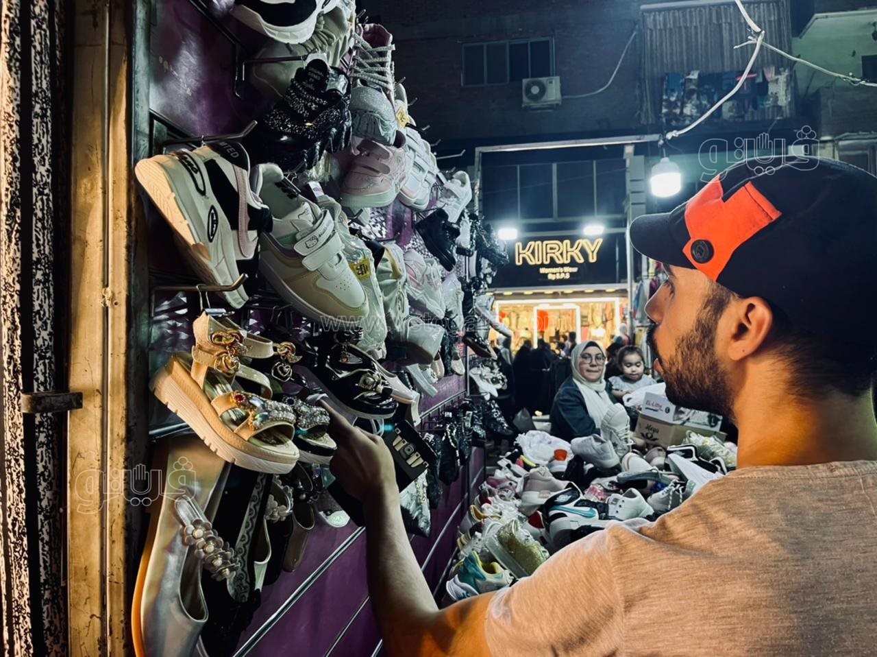 الأطفال يزينون احتفالات ليلة عيد الفطر في عين شمس (20)