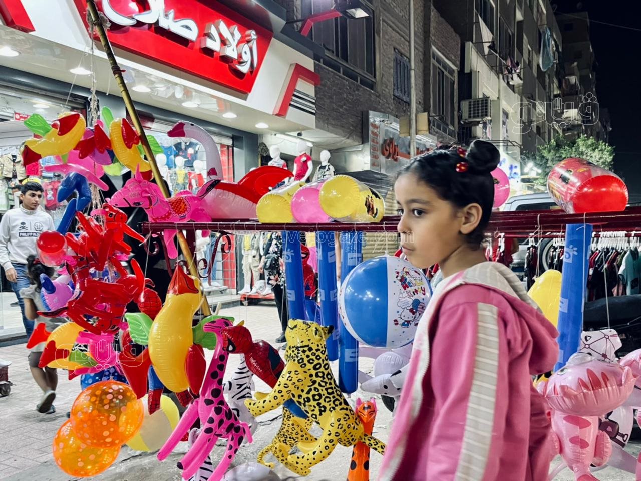 الأطفال يزينون احتفالات ليلة عيد الفطر في عين شمس (21)