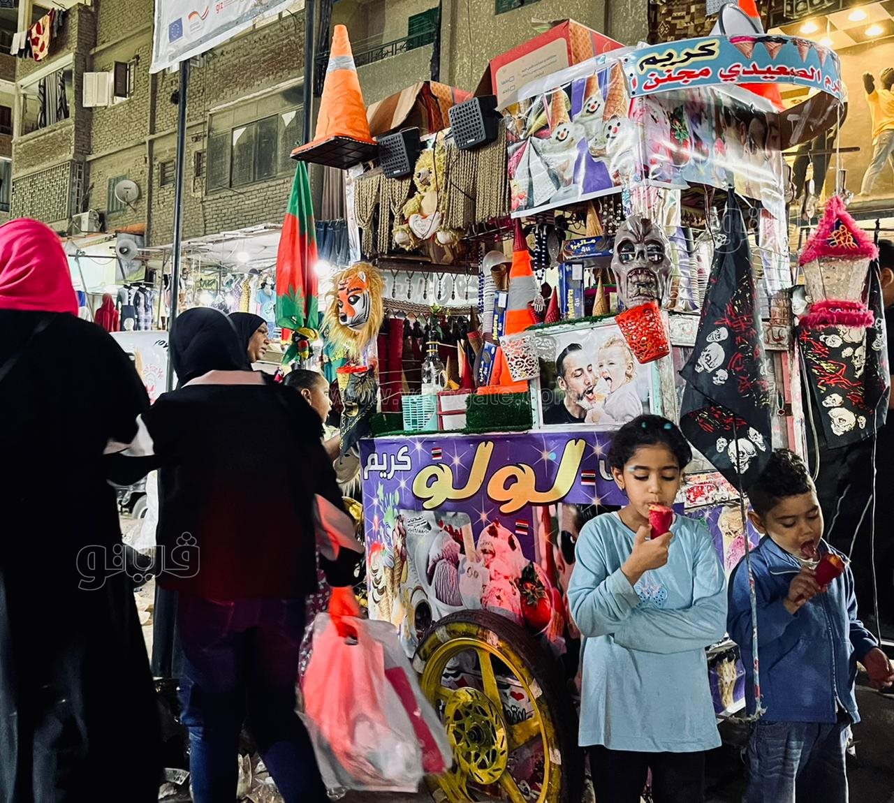 الأطفال يزينون احتفالات ليلة عيد الفطر في عين شمس (26)