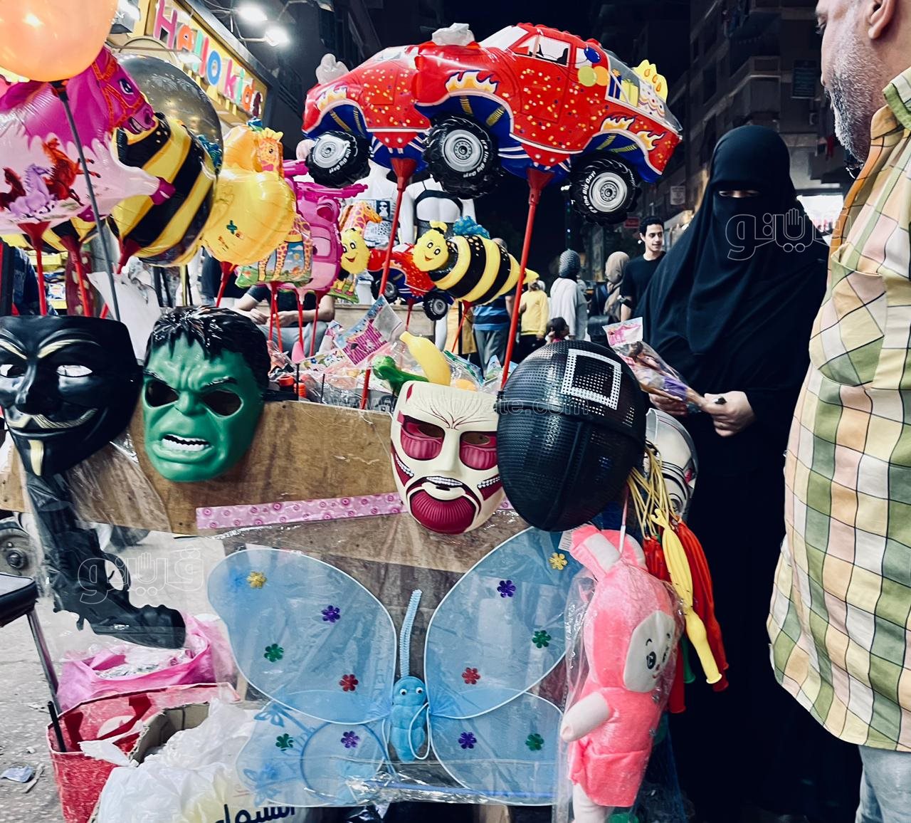 الأطفال يزينون احتفالات ليلة عيد الفطر في عين شمس (27)