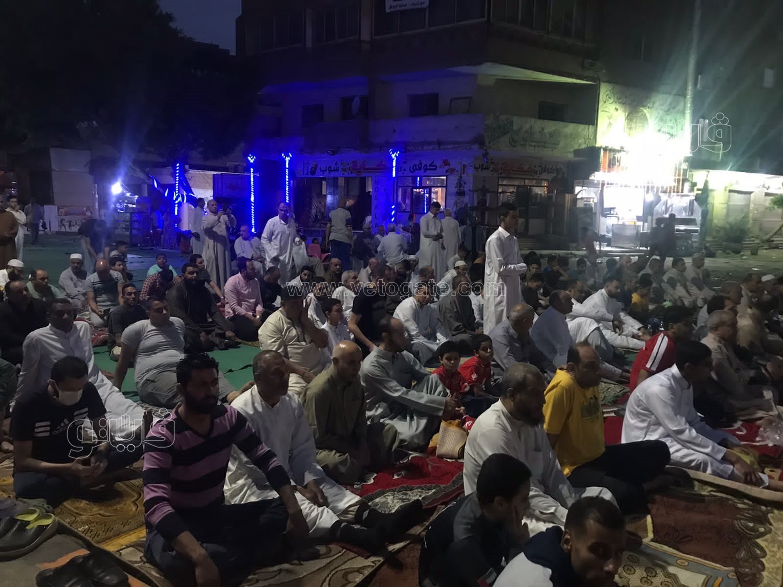 بدء توافد المصلين على ساحة مصطفى محمود استعدادا لصلاة عيد الفطر (3)