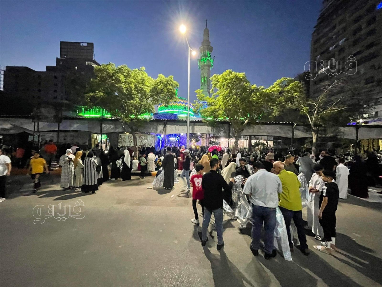 بدء توافد المصلين على ساحة مصطفى محمود استعدادا لصلاة عيد الفطر (4)