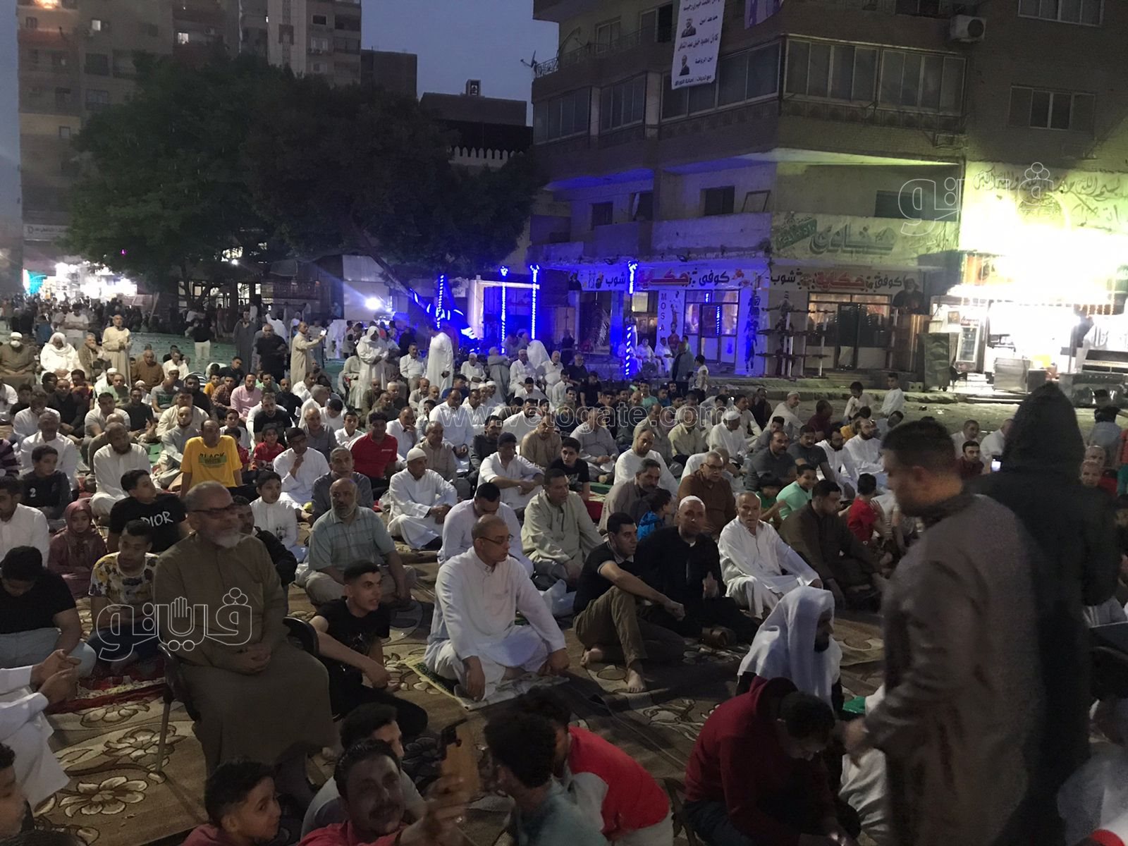 بدء توافد المصلين على ساحة مصطفى محمود استعدادا لصلاة عيد الفطر (4)