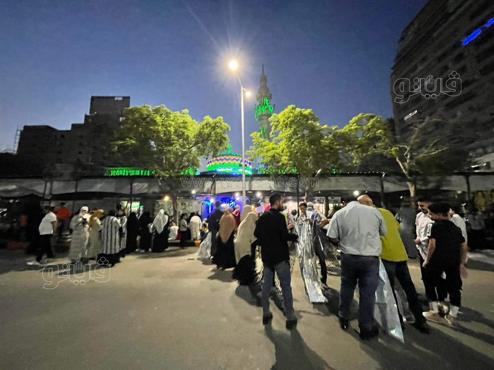 بدء توافد المصلين على ساحة مصطفى محمود استعدادا لصلاة عيد الفطر (5)