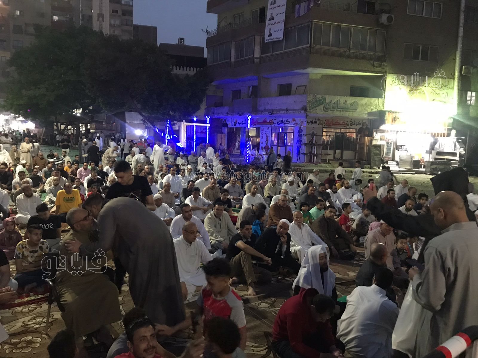 بدء توافد المصلين على ساحة مصطفى محمود استعدادا لصلاة عيد الفطر (5)