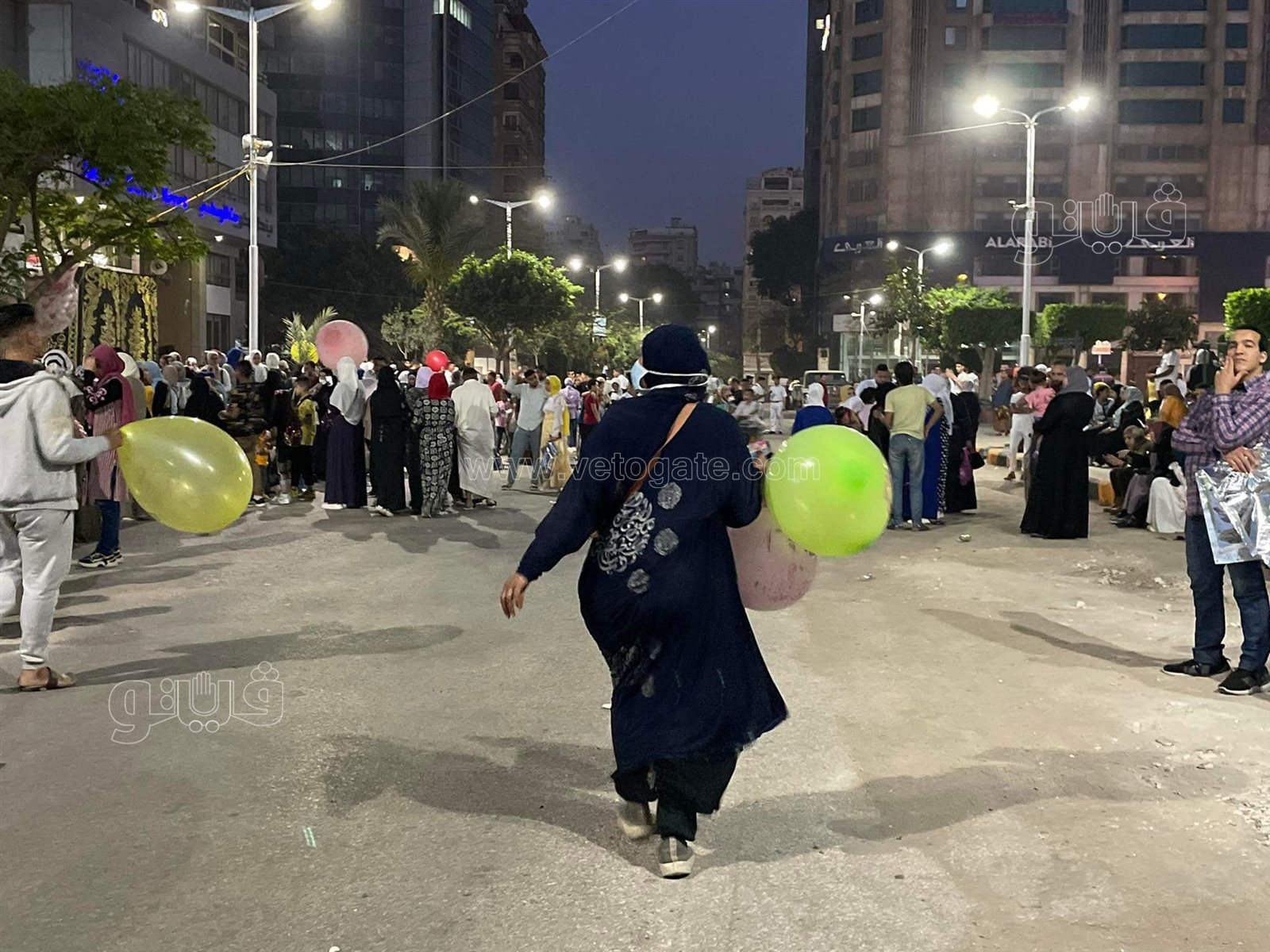 بدء توافد المصلين على ساحة مصطفى محمود استعدادا لصلاة عيد الفطر (6)