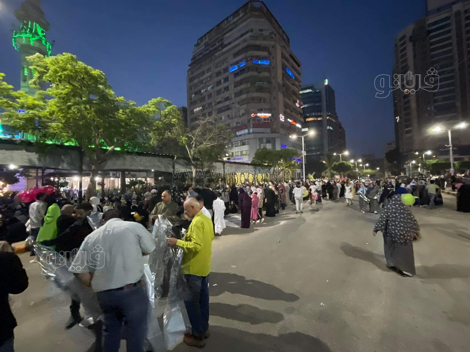 بدء توافد المصلين على ساحة مصطفى محمود استعدادا لصلاة عيد الفطر (7)