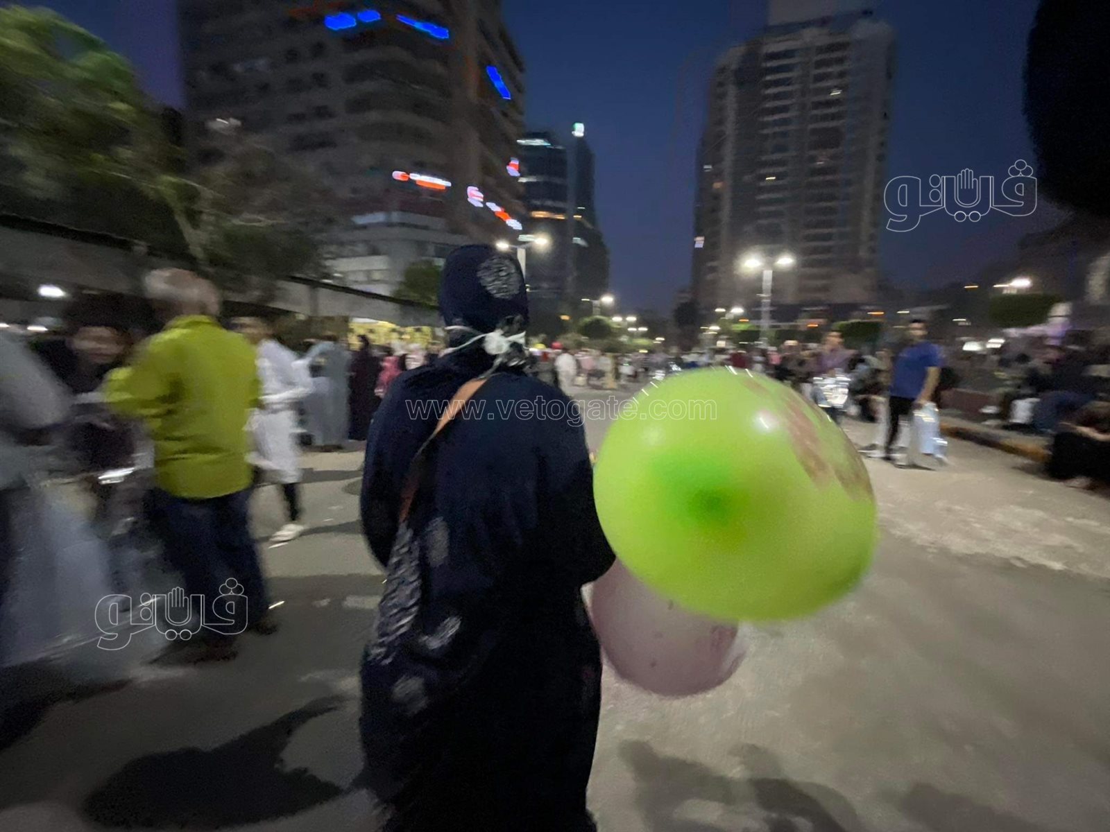 بدء توافد المصلين على ساحة مصطفى محمود استعدادا لصلاة عيد الفطر (8)