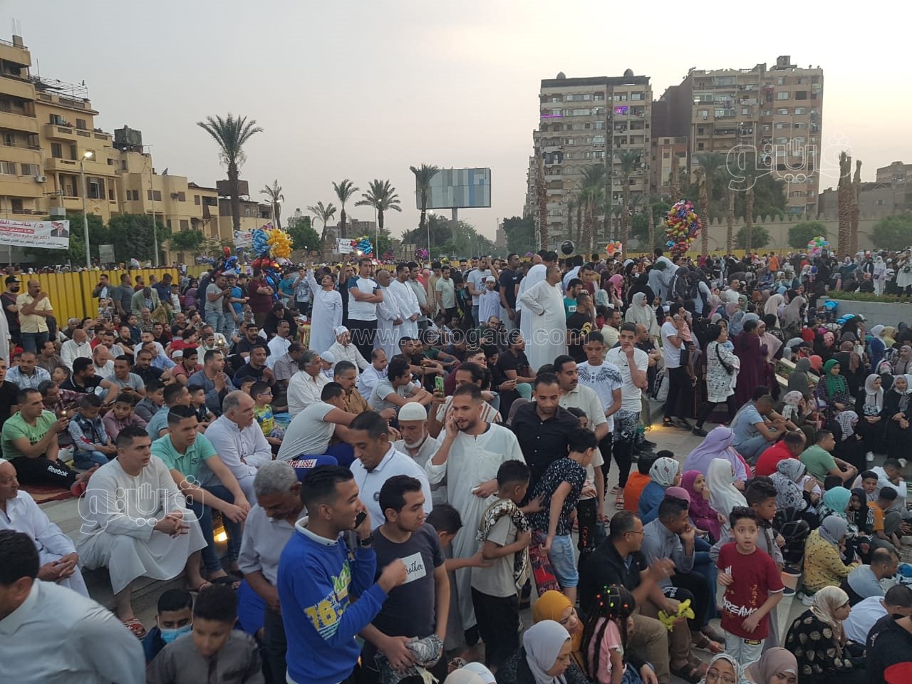 أعداد غفيرة أمام مسجد عمرو بن العاص لأداء صلاة العيد (1)