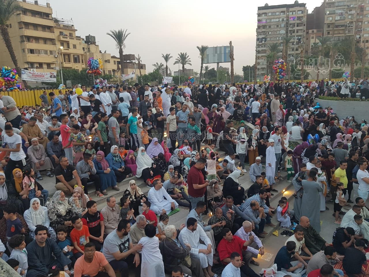 أعداد غفيرة أمام مسجد عمرو بن العاص لأداء صلاة العيد (2)