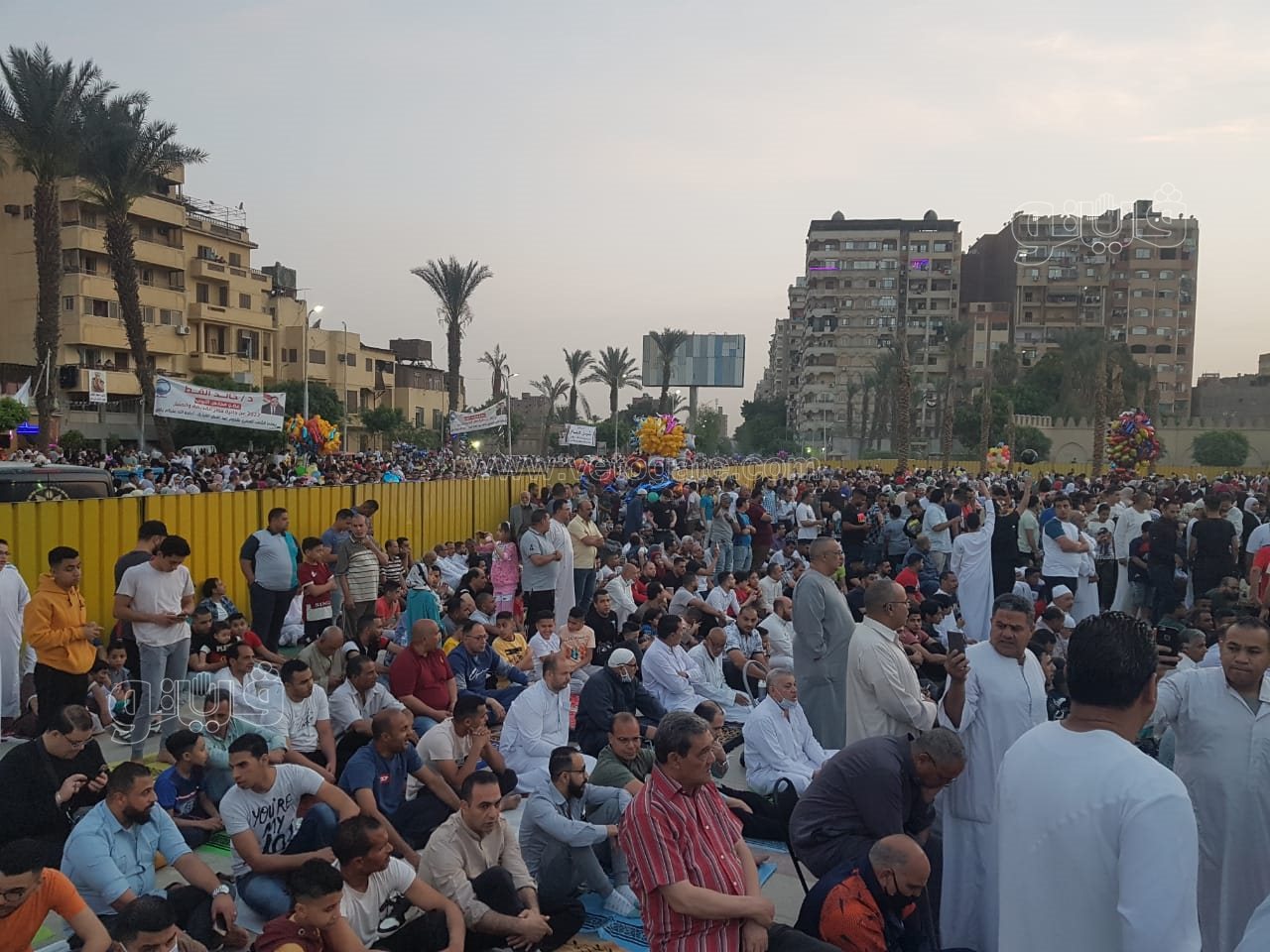 أعداد غفيرة أمام مسجد عمرو بن العاص لأداء صلاة العيد (3)