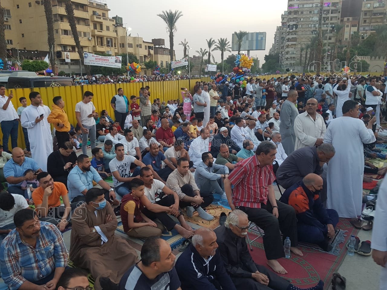 أعداد غفيرة أمام مسجد عمرو بن العاص لأداء صلاة العيد (4)