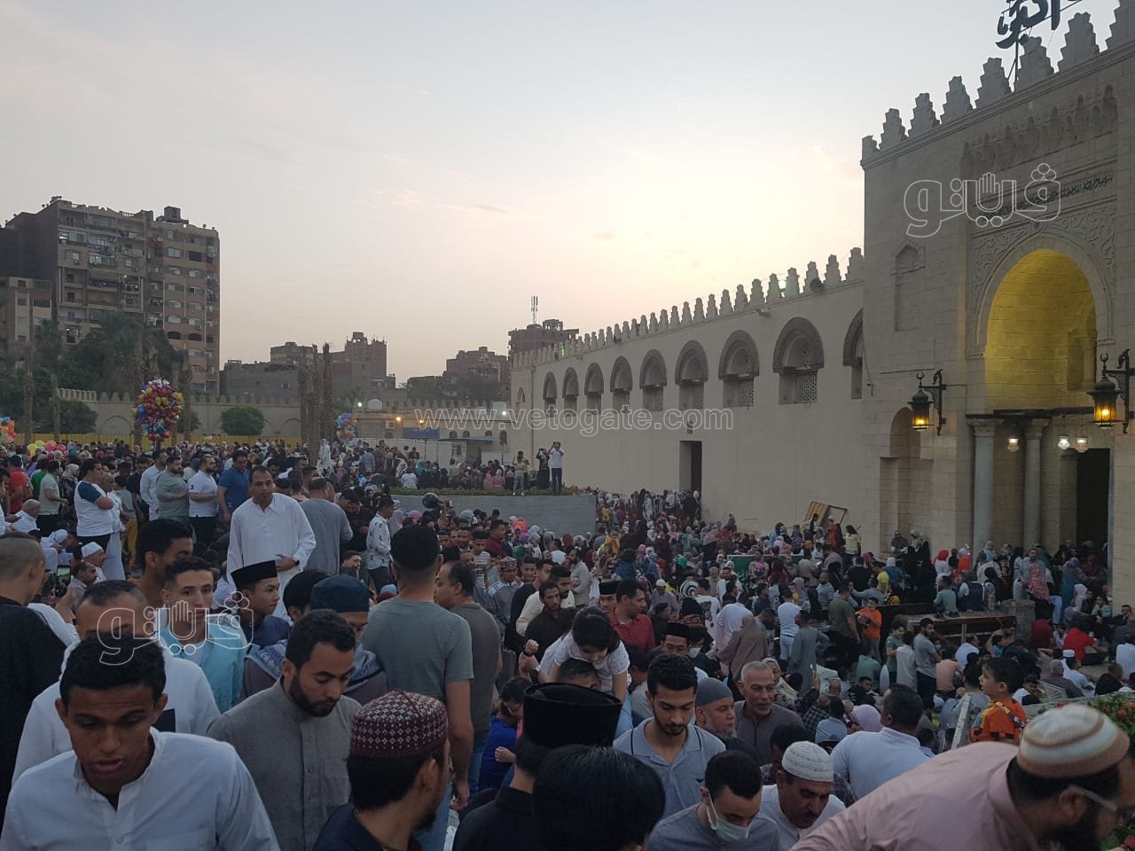 أعداد غفيرة أمام مسجد عمرو بن العاص لأداء صلاة العيد (5)